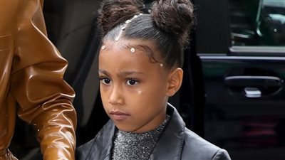 ابنة كيم كارداشيان تظهر بحقيبة ديور باهظة في صورة مثيرة مع والدتها