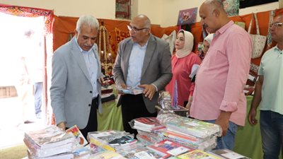 مدير تعليم القاهرة يفتتح معرض أهلا مدرستي بديوان المديري.. صور