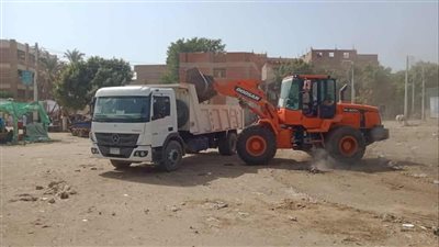 حملات مكثفة للنظافة ورفع الإشغالات بالطرق والشوارع الرئيسة في مراكز المنيا