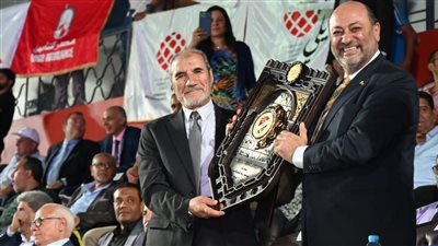 هاني أمان يسلم درع بطولة الجمهورية للشركات إلى رئيس الاتحاد الرياضي للشركات 