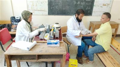 الكشف الطبي على 1652 مواطنًا خلال قافلة طبية ببني مزار المنيا 