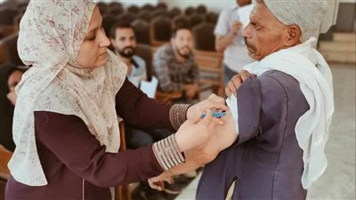 رعاية صحية وتطعيمات لعمال النظافة ضد الفيروسات بمركز مطاي