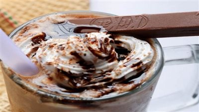 طريقة عمل آيس موكا بطريقة سهلة أحلى من الكافيهات