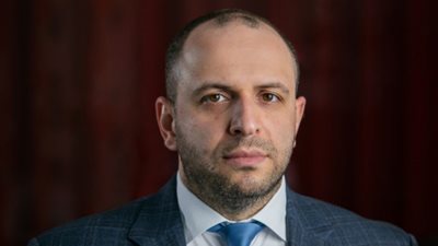 في ذروة الحرب.. لماذا تم تغيير وزير دفاع أوكرانيا بشكل مفاجئ؟