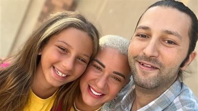 أسما شريف منير وطليقها مع ابنتهما «لارا» في أول يوم بالمدرسة (صور)