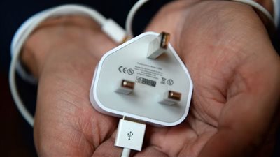 بعد سنوات من مقاومة التغيير.. مقبس شحن جديد لهاتف آيفون 15