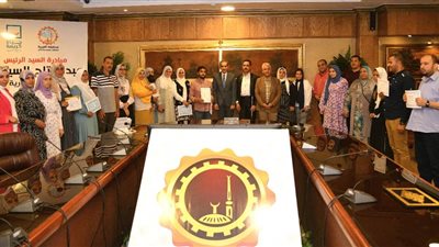 محافظ الغربية يسلم 8 عقود عمل لذوي الهمم و6 ماكينات خياطة للسيدات المعيلات