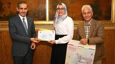 وزارة العمل: تسليم عقود وظائف وجوائز للمتفوقين من خريجي مركز التدريب بالغربية