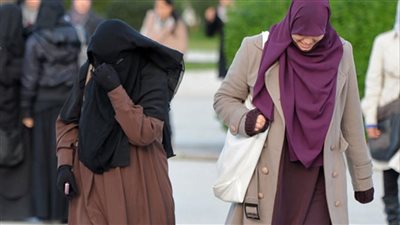  فرنسا تواصل الحرب على الزي الإسلامي وتحظر العباءات في المدارس