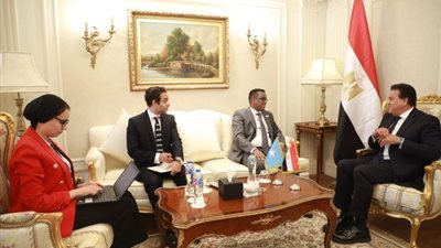 وزير الصحة يبحث مع وزير العمل الصومالي التعاون المستقبلي في مجالات الصحة والسكان