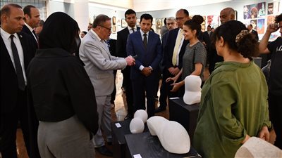 يستعرض مواهب الطلاب.. وزير الشباب ورئيس جامعة حلوان يفتتحون معرض الكليات الفنية