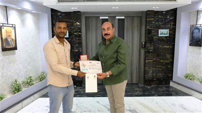 محافظ أسوان يكرم الشاب محمود معروف لرده شبكة عروس ومبلغ مالى لأصحابهما