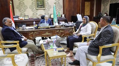 محافظ المنيا يبحث سبل التعاون لدعم صغار المزارعين مع وفد مؤسسة بنك الطعام المصرى