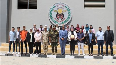 طلاب التعليم بالقاهرة يزورون مقر قيادة وحدة المظلات.. صور