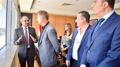 نائب وزير الإسكان يلتقي مسئولي شركتي قطاع خاص لبحث سبل التعاون في تقليل فواقد المياه