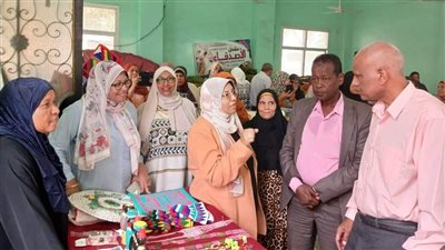 رئيس مدينة كوم أمبو يفتتح معرض المشغولات اليدوية 
