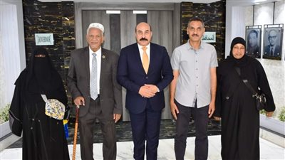 محافظ أسوان يمنح 4 أسر من ضحايا حادث غرق شباب «أبوهور» رحلات عمرة