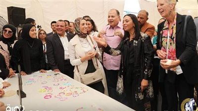  رئيس القومي للمرأة يتفقد معرض 