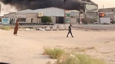 اندلاع حريق هائل في مخزن لمواد البناء ومكائن كهربائية بمنطقة الوفرة