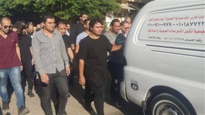 بالدموع.. إسلام إبراهيم يودع والدته إلى مثواها الأخير (صور)