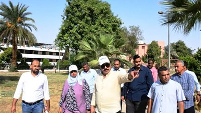 محافظ أسوان يتفقد موقع إنشاء موقف لعربات الحنطور للحد من العشوائية والحوادث 