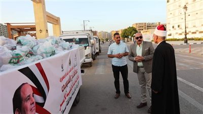 محافظ أسوان يتفقد قافلة المساعدات للأسر بتوزيع شنط المواد الغذائية لـ20 ألف أسرة