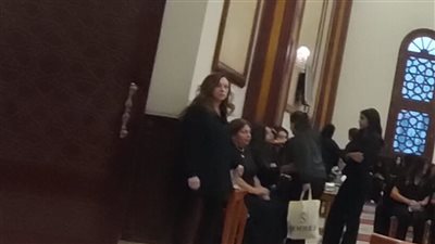 بدء عزاء الفنان أشرف مصيلحي.. وزوجته منال الصيفي تستقبل الحضور (صور)