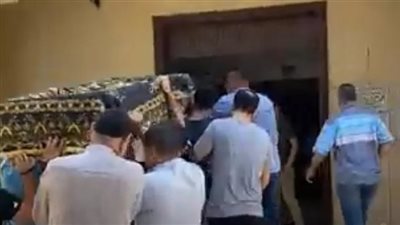 انهيار محمد فؤاد في جنازة شقيقه (صور)
