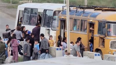 آلاف الأرمن في قرة باغ يتدفقون على مطار بعد اتفاق لوقف إطلاق النار