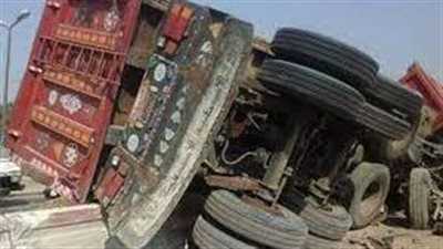 حادث تصادم سيارتين نقل ثقيل وانقلاب مقطورتين على الطريق بسوهاج