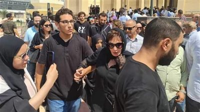 لبلبة في جنازة الفنان أشرف مصيلحي (صور)