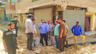 محافظ المنيا يوجه بتكثيف الوجود الميداني لمتابعة رصف الطرق والمحاور المرورية