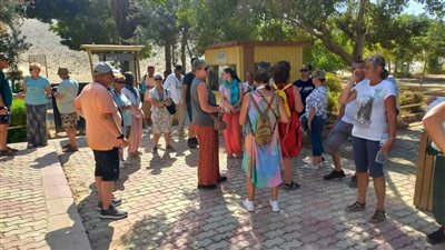 وفد سياحي متعدد الجنسيات يزور المناطق الأثرية بالمنيا