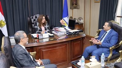 محافظ دمياط تلتقي نقيب أطباء الأسنان لبحث التعاون المشترك