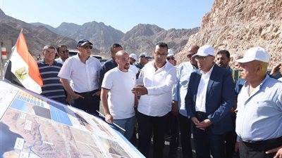 رئيس الوزراء يتفقد أعمال التطوير بميناء نويبع البحري