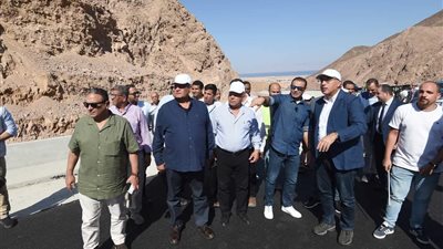 رئيس الوزراء يتفقد أعمال تطوير ورفع كفاءة طريق دهب-نويبع
