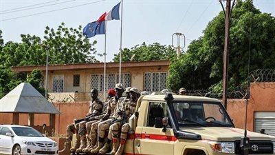 انقلاب النيجر.. الجنود الفرنسيين تحت الحصار و«بازوم» يلجأ للمحكمة لاستعادة سلطته
