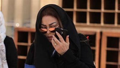 رغم إصابة ذراعها.. نهال عنبر تشارك في جنازة أشرف مصيلحي (صور)