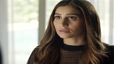 دينا الشربيني تمنع التصوير في عزاء والدتها 