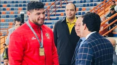 وزير الرياضة يهنئ البطل عبداللطيف منيع ببرونزية بطولة العالم للمصارعة