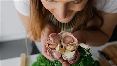 دراسة تكشف علاج رائحة الفم الكريهة التي يسببها الثوم