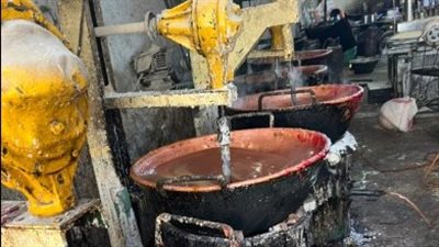 سموم في أجساد المواطنين.. كوارث بالجملة داخل مصانع بير السلم لإنتاج حلوى المولد 