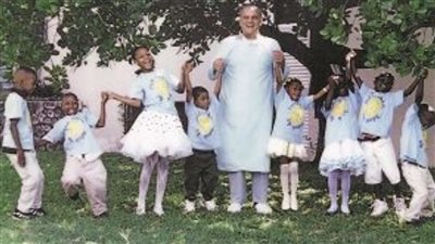 الأولى من نوعها.. الجامعة الأمريكية توثق مسيرة السير مجدي يعقوب بعنوان «جراح متمرد»