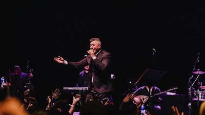 الجمهور يفوق سعة المسرح.. عمر العبداللات يغني في أكبر وأهم مسارح أوهايو