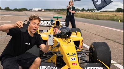 تجربة مثيرة.. إلقاء جهاز آيفون 15 برو من سيارة على مضمار سباق