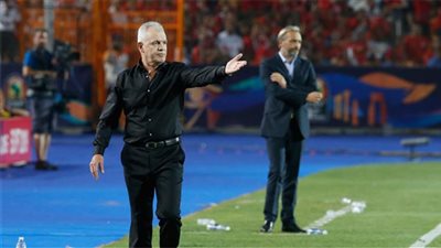 مدرب منتخب مصر السابق عن تشافي: كون فريقا مرعبا لبرشلونة