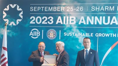 مصر تسلم رئاسة مجلس محافظي البنك الآسيوي إلى أوزبكستان.. صور