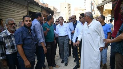 محافظ الغربية يتابع أعمال الرصف والتطوير بسوق التقوى بالمحلة الكبرى