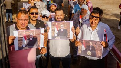 طوابير أمام مكاتب الشهر العقاري في دمياط لتحرير توكيلات ترشح السيسي