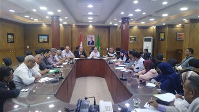 مدير تعليم القليوبية تجتمع مع مديرى الإدارات ومسئولي الأمن استعدادا للعام الدراسي